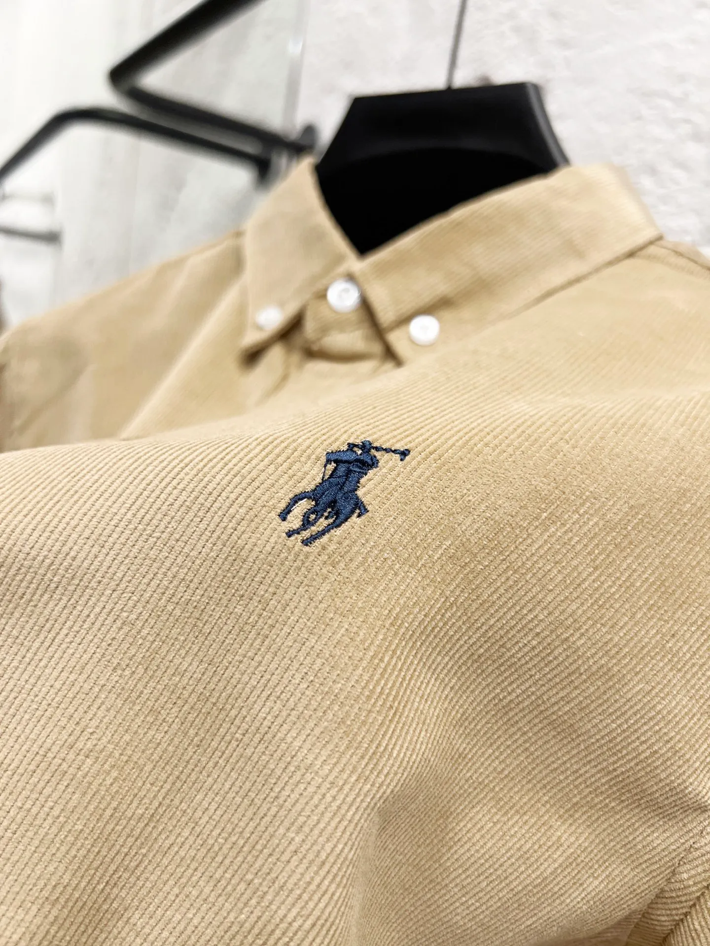 🅿️250 Style number: T61 pure cotton corduroy shirt, black, navy, white, khaki, four colors Size: M (110-125 pounds) L (125-140 pounds) XL (140-155 pounds) 2XL (155-170 pounds) Color: Khaki